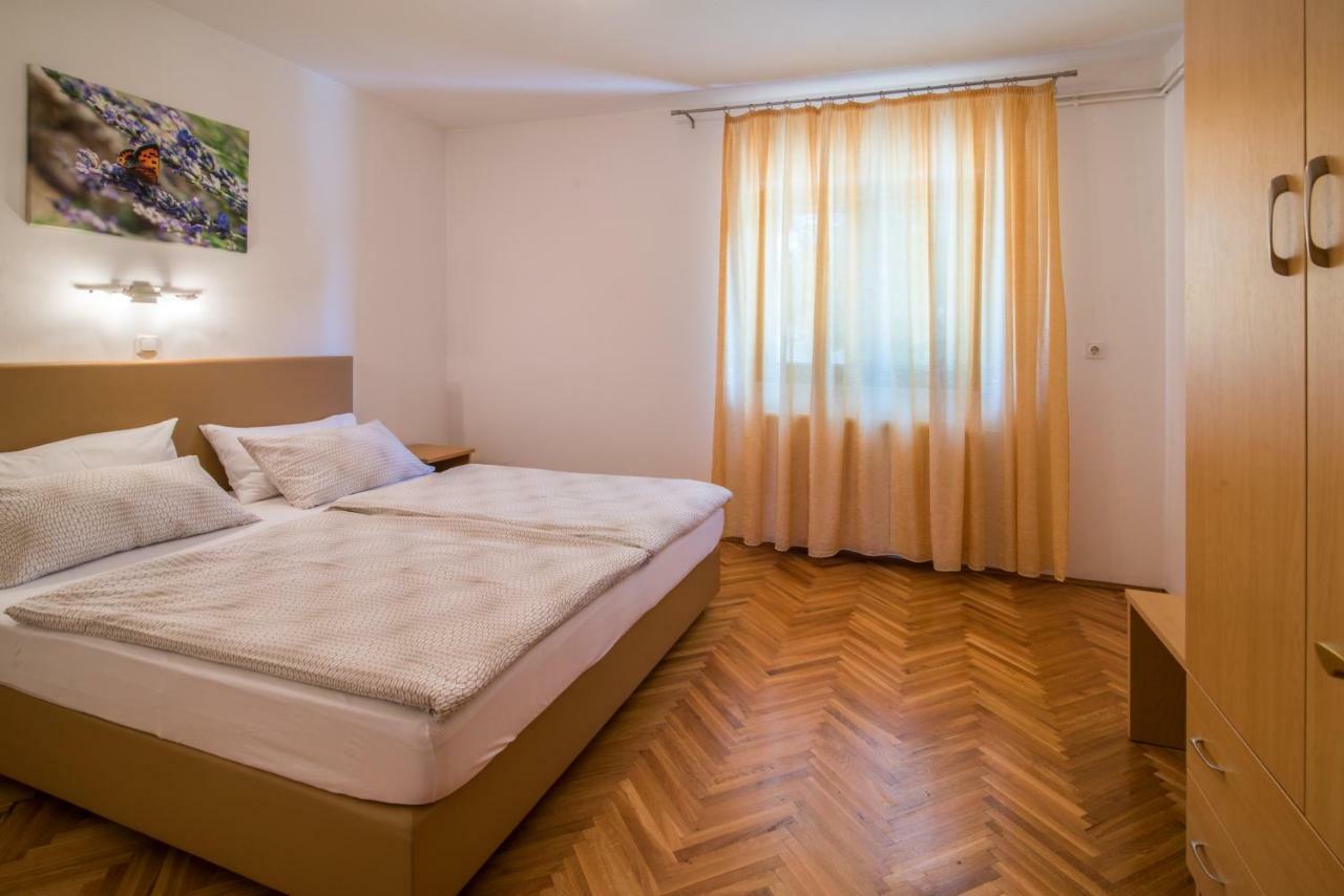 Apartments Marija & Anton Malinska Exterior photo